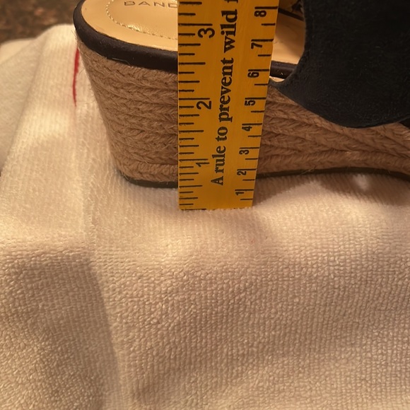 Bandolino navy t strap wedge sandals- size 9 - Picture 10 of 10